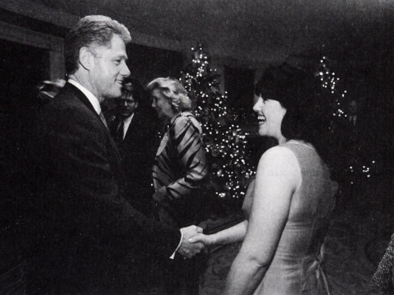 Monica Lewinsky en Bill Clinton in 1996 op een kerstfeestje in het Witte Huis.
