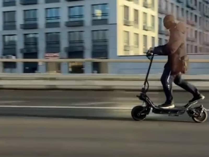 Illustratiebeeld. De politie nam op 2 oktober in Merksem een opgevoerde e-step in beslag die bij een test een topsnelheid van 108 kilometer per uur haalde.