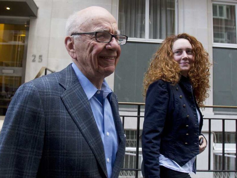 Rupert Murdoch naast Rebekah Brooks.