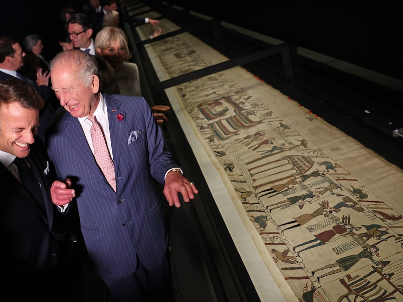 Duizend jaar oude Tapijt van Bayeux doorstaat reis van Frankrijk naar Londen zonder kleerscheuren