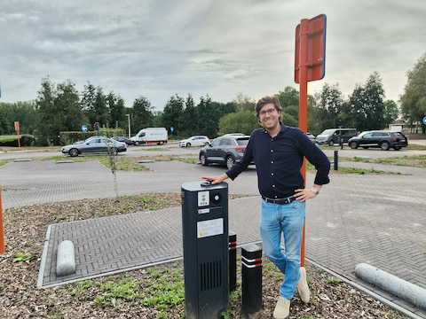Schepen Victor De Groof bij de vernieuwde parking aan de Berlaarsesteenweg in Kessel.