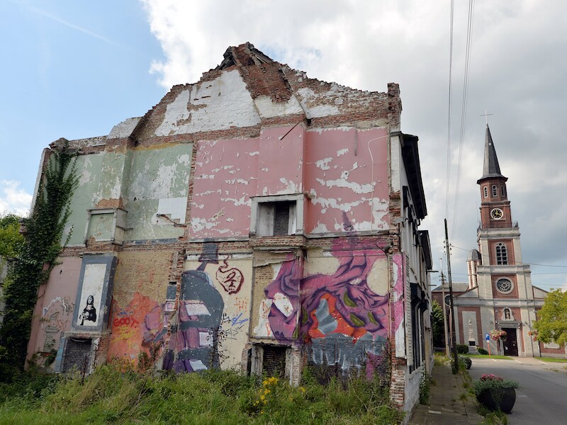 Graffiti op de gevel van een huis in Doel.