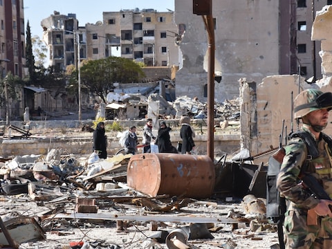 Een Syrische soldaat vandaag in de wijk Masaken Hanano, die het voorbije weekend op de rebellen werd heroverd.