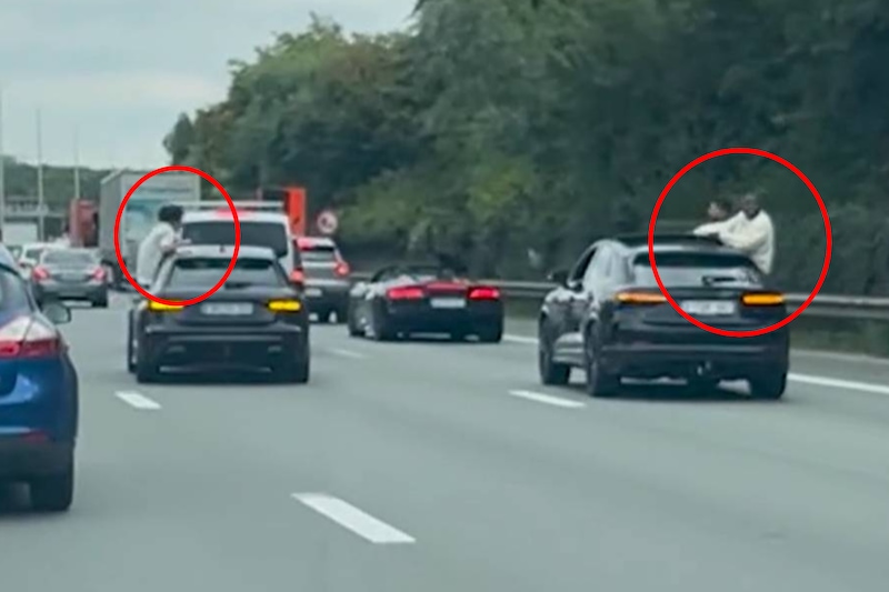 Feestvierders hangen uit auto's trouwstoet op Brusselse ring