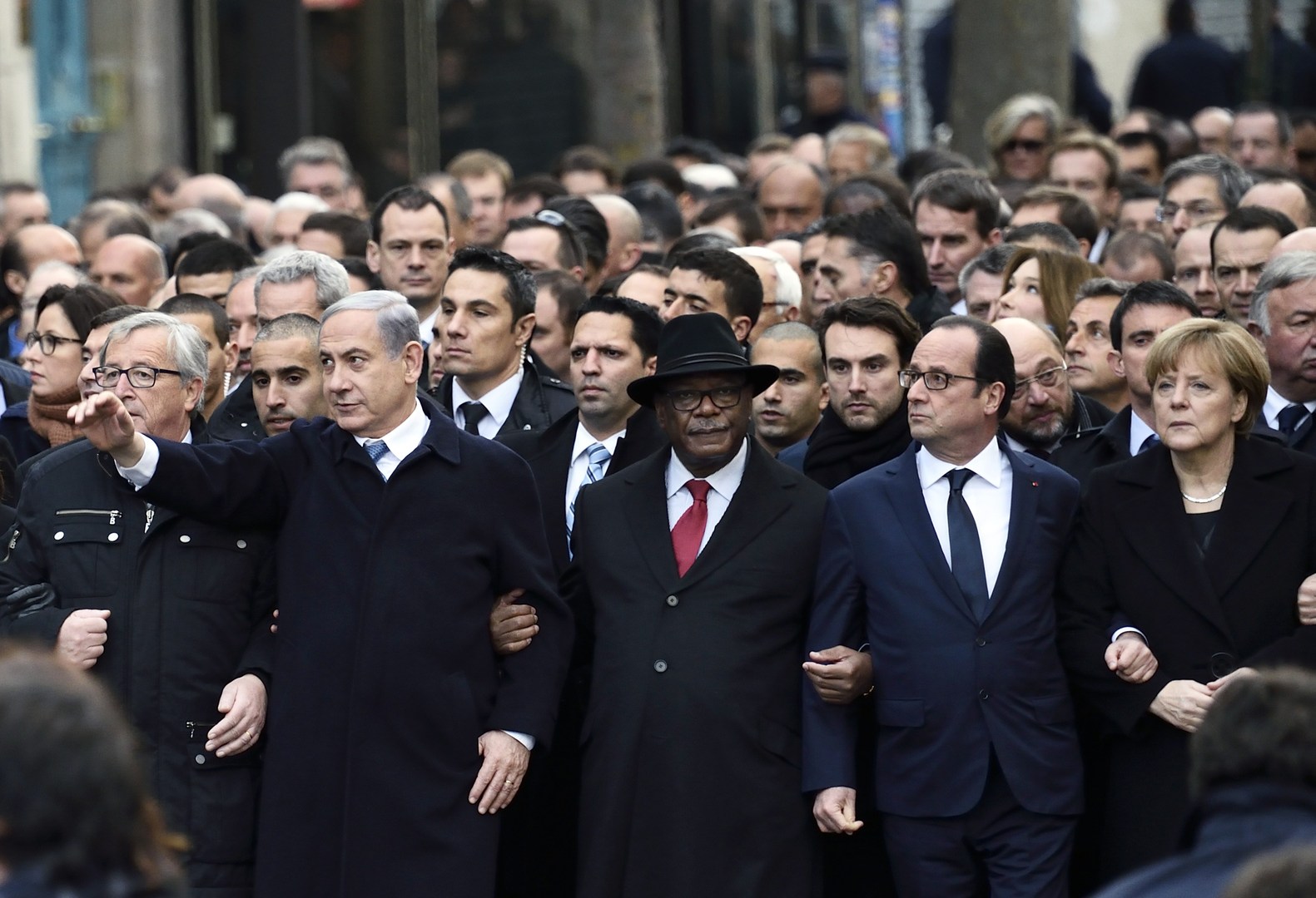 De Israëlische premier Benjamin Netanyahu (links vooraan) op de mars door Parijs van voorbije zondag.