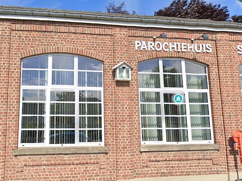 Het parochiehuis van Wambeek.