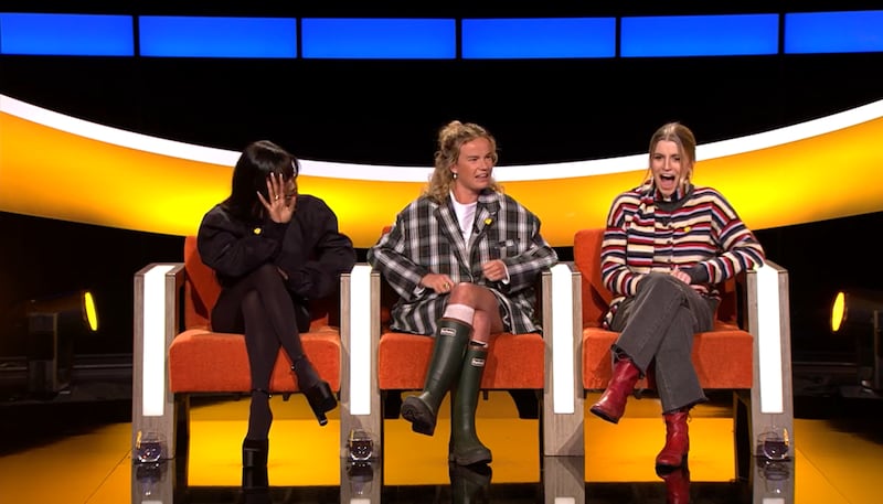 Miss Angel laat haar afschuw blijken bij de foto van de ‘bilspleet van Cardi B’ terwijl Elodie Gabias en Nona Van Braeckel ook toekijken in ‘De slimste mens’.