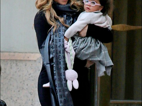 Mariah Carey en dochter Monroe (2) op stap in New York.