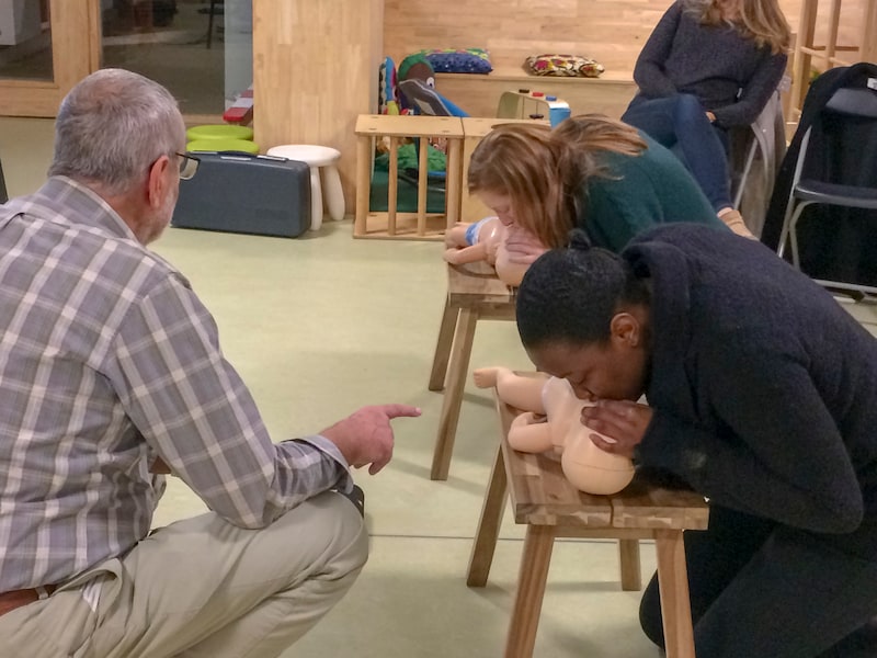 Wat doe je als je baby stikt? Rode Kruis geeft cursus eerste hulp in Brecht