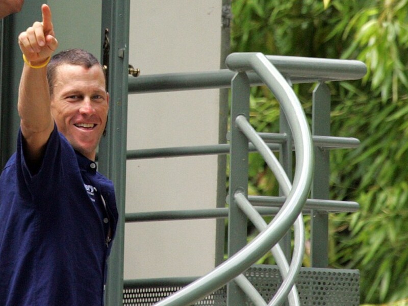 Armstrong aan zijn hotel in Pau tijdens de Tour van 2005.