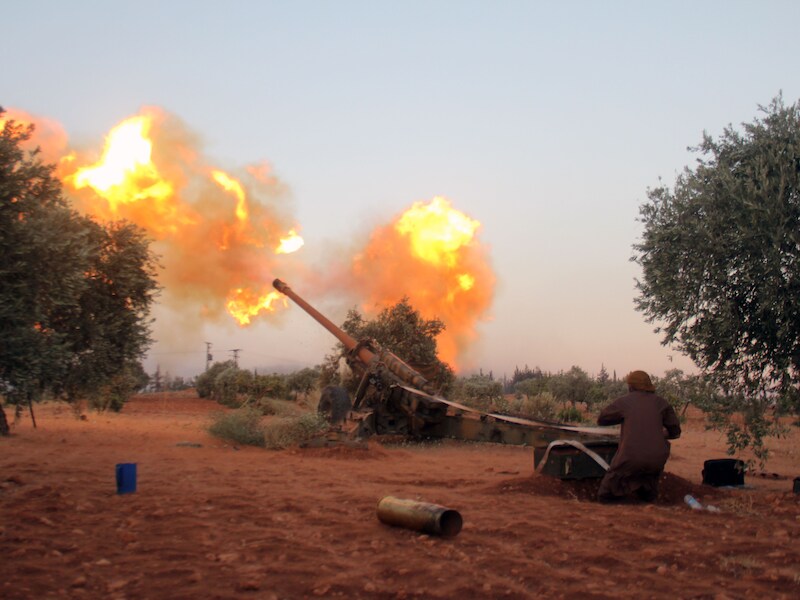 Rebellen van Ajnad Al-Sham schieten op soldaten van het Syrische regime in Aleppo.