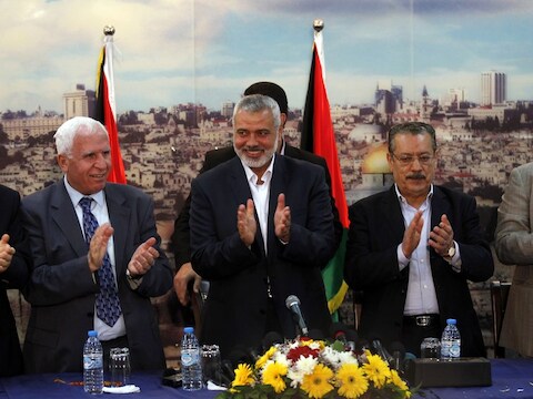 Ismail Haniyeh van Hamas (centraal) sloot gisteren in Gaza een samenwerkingsakkoord met Fatah.