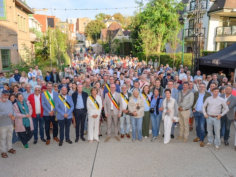 Heel wat volk op de opening van de vernieuwde Dumontwijk
