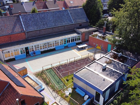 Dit schooltje in de Lekestraat in Eeklo wordt iets verderop vervangen door een nieuwbouw.