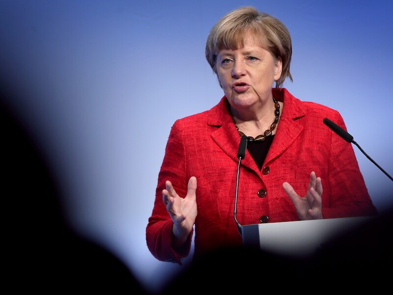 De Duitse bondskanselier Angela Merkel waarschuwt voor escalatie nu er opnieuw duizenden vluchtelingen via de Balkanroute naar West-Europa trekken.