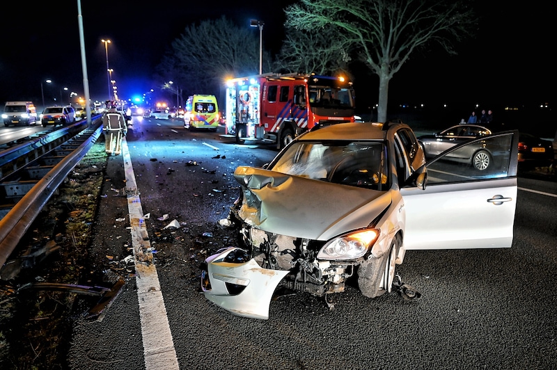 Het voertuig van de spookrijder na het ongeluk op de A58.