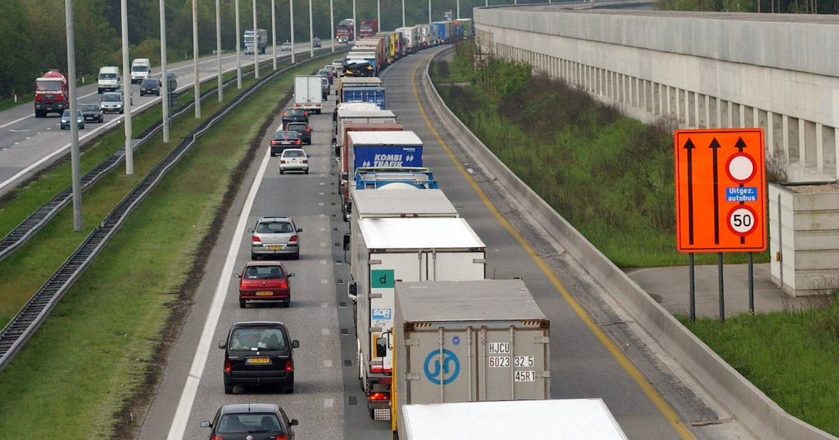 Drie kwartier file op E19 richting Antwerpen vanaf Brecht: defect voertuig ter hoogte van Deurne