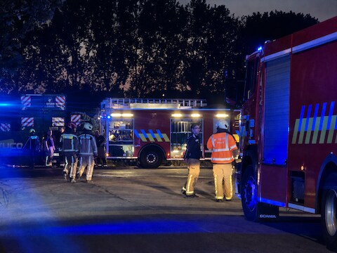 De brandweer kwam massaal ter plaatse op het bedrijventerrein aan het Venhof in Wijnegem.