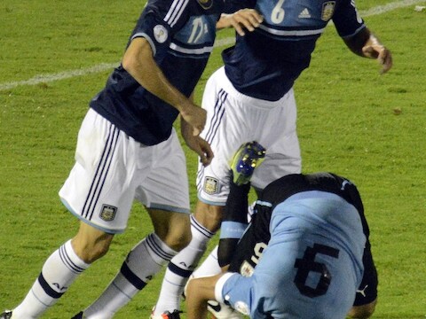 Federico Fernandez en Sebastian Dominguez (6) van Argentinië kijken verbaasd als er een penalty gegeven wordt.
