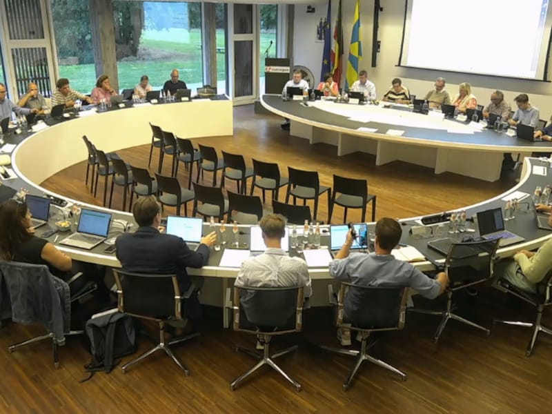 “Ik eis dat ik mijn vraag mag stellen”: gemeenteraad start met kleine discussie over variapunten die niet aanvaard werden