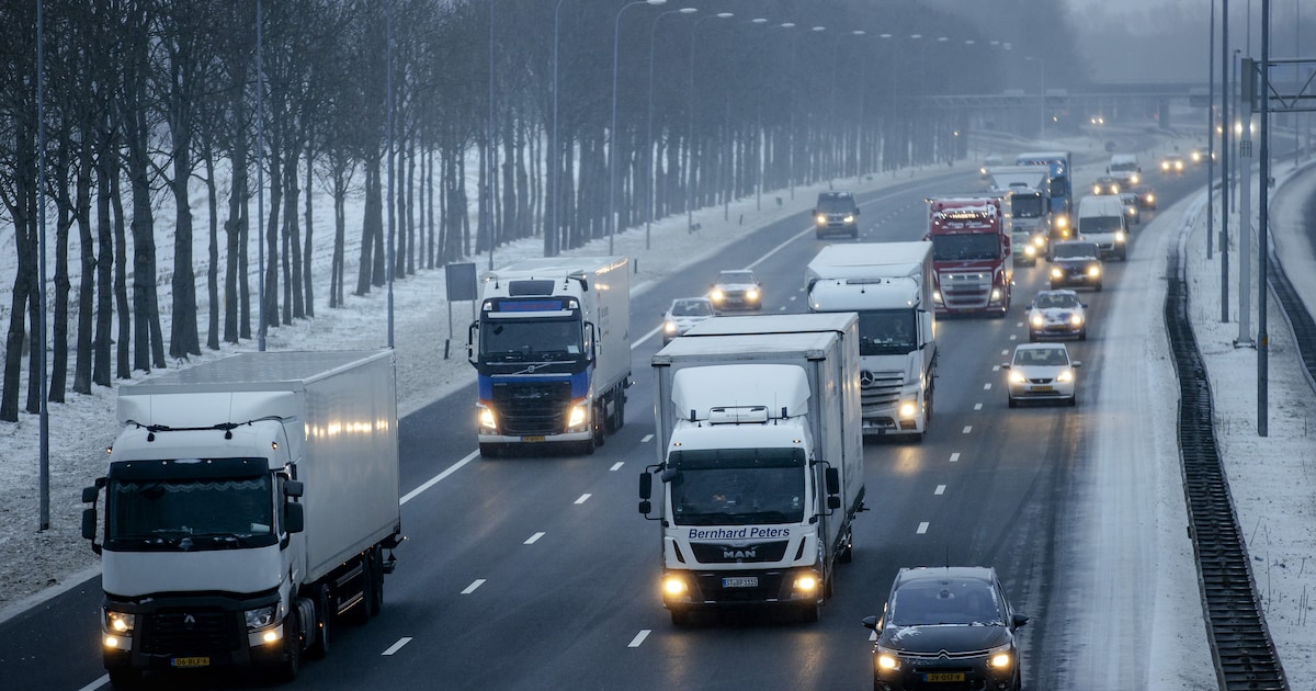 KMI waarschuwt met code geel voor gladheid in heel België: kans op sneeuw en aanvriezende mist