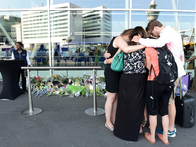 Overal in het land rouwen mensen. Op de foto hierboven komen mensen samen op Schiphol.