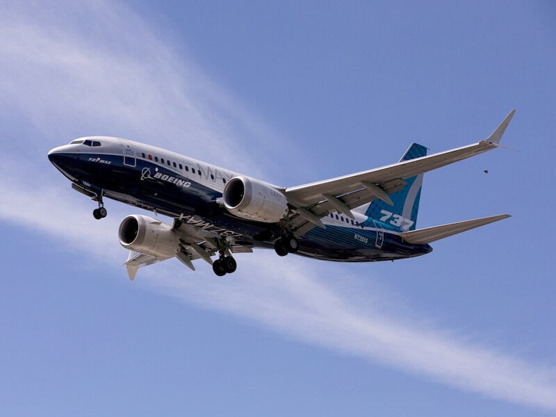 Een Boeing 737 MAX landt na een testvlucht in Seattle