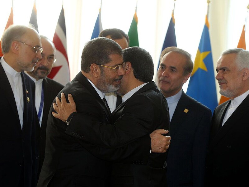 Mohamed Morsi (links) in een omhelzing met Iraans president Ahmadinejad.
