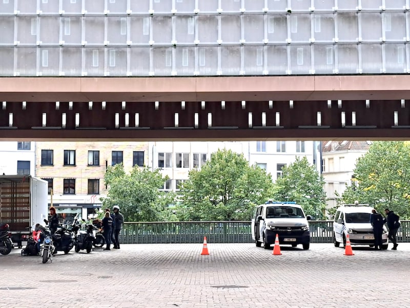 Brommercontrole onder de Stadshal in Gent.
