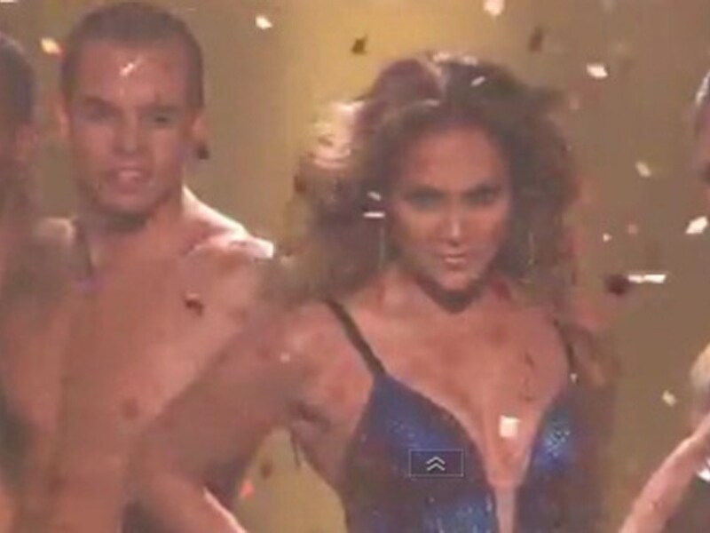 Jennifer Lopez (R) schittert naast toyboy Casper Smart (L) op het podium van 'American Idol'. © videostill Daily Motion