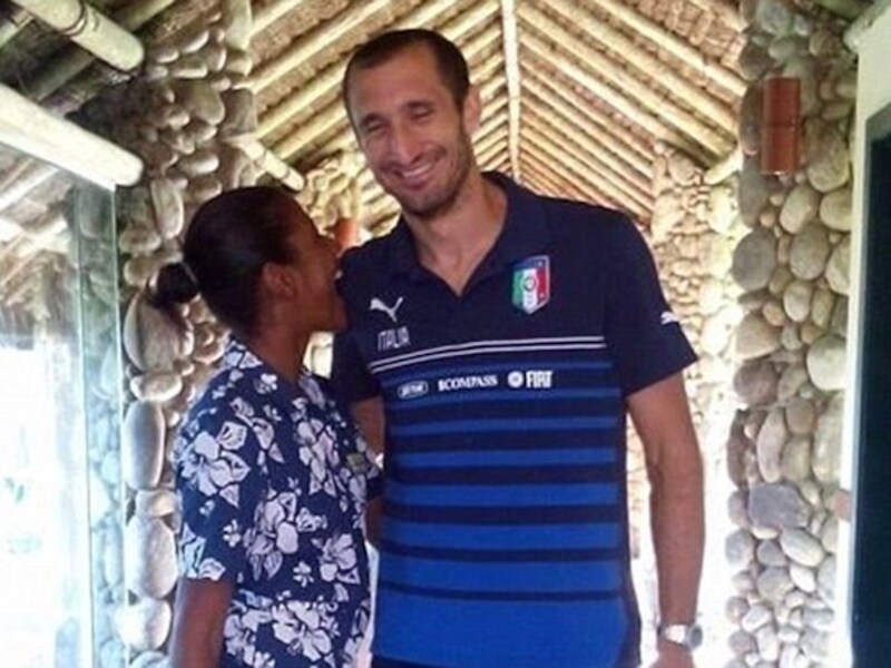 Een kamermeisje bijt een lachende Giorgio Chiellini in zijn schouder.