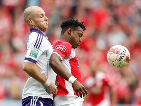 Michy Batshuayi in een duel met Bram Nuytinck tijdens de topper van gisteren tegen Anderlecht.
