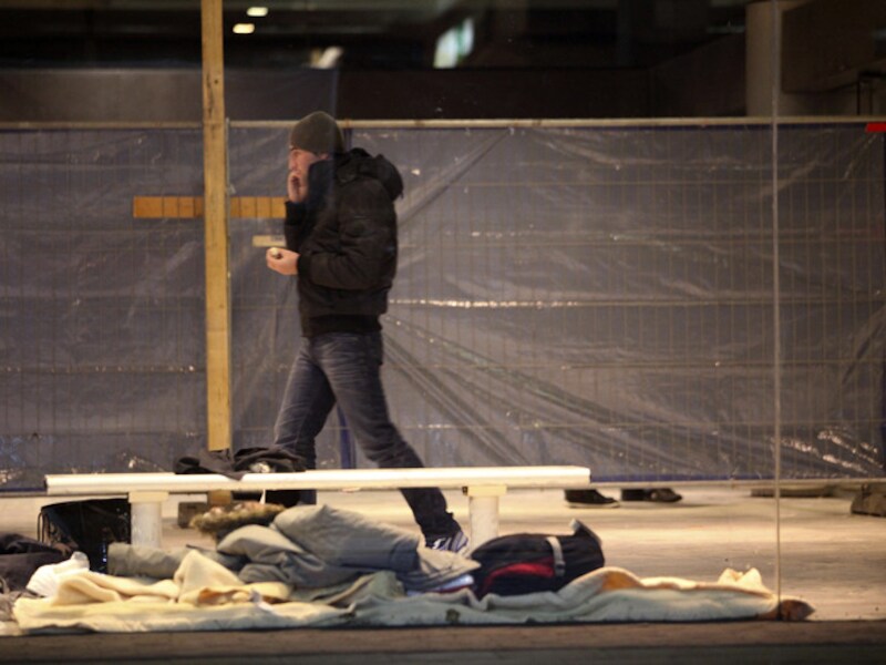 Met de strengere wetgeving wil de wisselmeerderheid een einde maken aan de opvangcrisis, waardoor mensen op straat terecht komen, wat vooral tijdens de wintermaanden tot schrijnende situaties leidt.