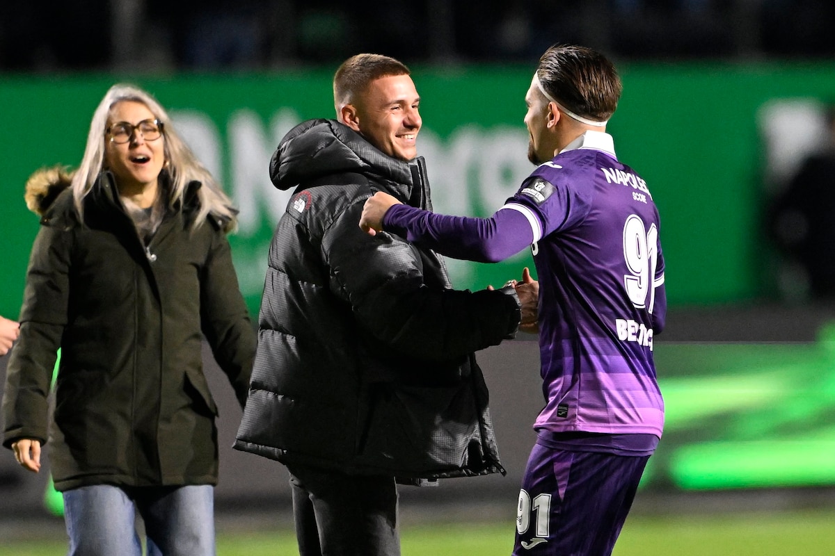 Evenepoel con un abrazo para Bertaccini. 