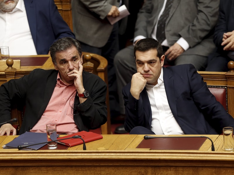 De Griekse eerste minister Alexis Tsipras (rechts) en minister van Financiën Euclides Tsakalotos (links) voor de stemming in het Griekse parlement.