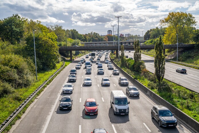 Rechts inhalen mag niet, behalve in deze gevallen | Mobiliteit | hln.be