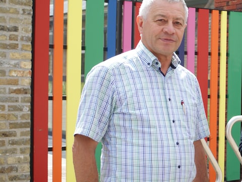 Burgemeester Gerard Liefooghe voor de gemeenteschool in Alveringem. Hij is bevoegd voor onderwijs.