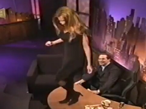 Sylvie liet zich in 2002 verleiden om een dansje op de tafel te doen van haar gastheer.