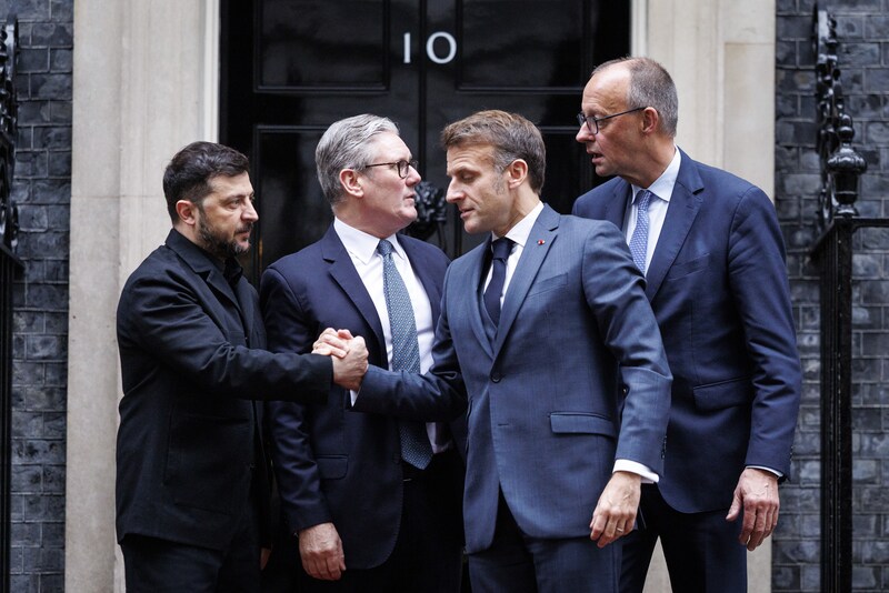 (De izquierda a derecha) El presidente ucraniano Volodymyr Zelensky, el primer ministro británico Keir Starmer, el canciller alemán Friedrich Merz y el presidente francés Emmanuel Macron conversan al salir del número 10 de Downing Street en Londres.