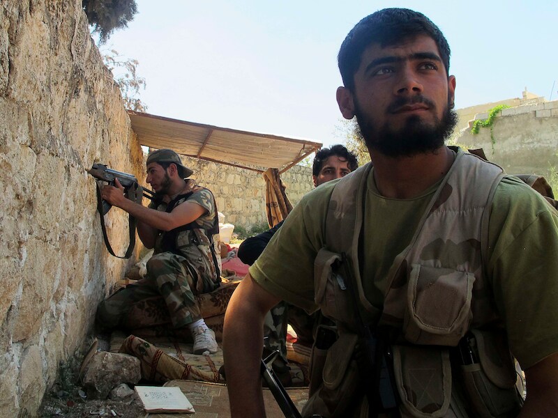 Strijders van het Vrije Syrische Leger in Khan Al-Assal.