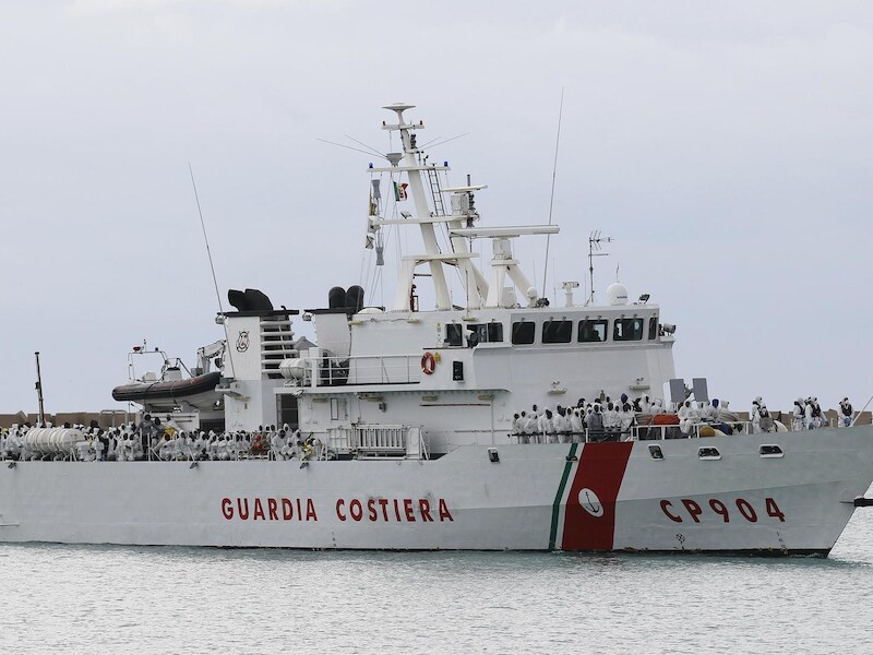 Een schip van de Italiaanse kustwacht, die dagelijks duizenden bootvluchtelingen redt.