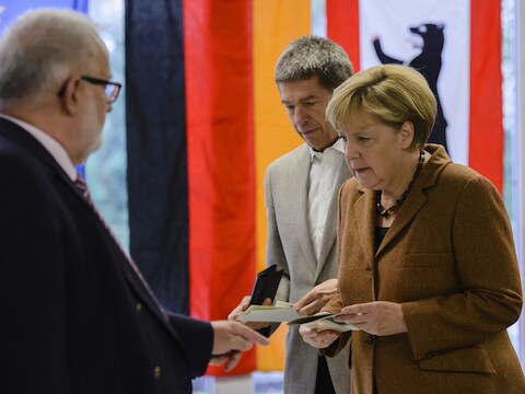 De Duitse bondskanselier Angela Merkel aan de stembus.