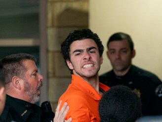 KIJK. “Totaal onrechtvaardig”: New Yorkse schutter begint tegen te stribbelen en te roepen bij zijn voorleiding