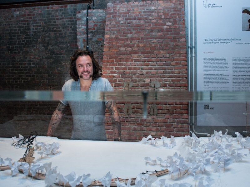 Conceptueel kunstenaar Arne Quinze voor zijn maquette 'People of Tomorrow'.