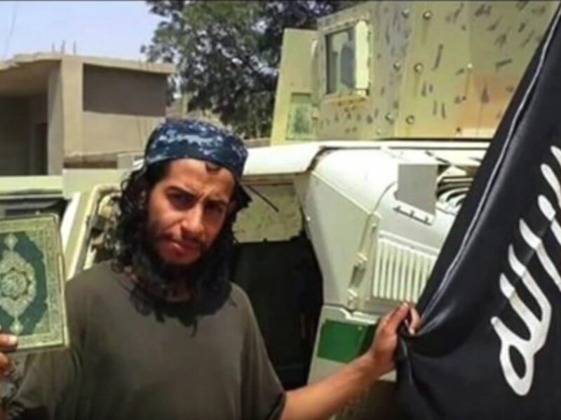 Abdelhamid Abaaoud met een koran en een IS-vlag, beeld uit een niet-gedateerde IS-video.