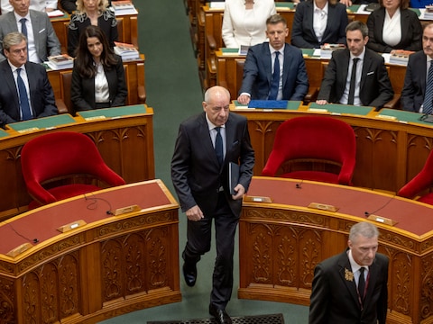 De Hongaarse president Tamás Sulyok in het parlement.