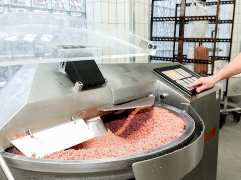 Vlees van gevogelte wordt verwerkt in de voedselfabriek. Je hebt geen idéé wat er daar gebeurt met ons eten. De Britse voedingsspecialiste Joanna Blythman onthult de geheimen van de voedingsindustrie in haar nieuwe boek 'Swallow This: Serving Up The Food Industry's Darkest Secrets'.