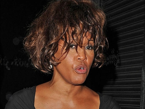 Whitney gaf een verwarde indruk toen ze donderdagavond nachtclub 'Tru' verliet in Hollywood, waar ze tequila dronk.
