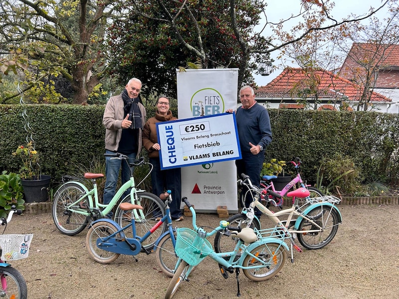 Vlaams Belang Brasschaat heeft een cheque van 250 euro overhandigd aan de lokale fietsbib. Links: gemeenteraadslid Luc Van der Schoepen en afdelingsvoorzitter Ellen Samyn, rechts: Bob Geysen van de fietsbibliotheek 