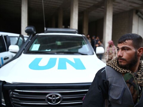 Een hulpkonvooi van de Verenigde Naties in Damascus. De hoop is dat er meer hulp naar getroffen gebieden kan na ingang van de wapenstilstand.